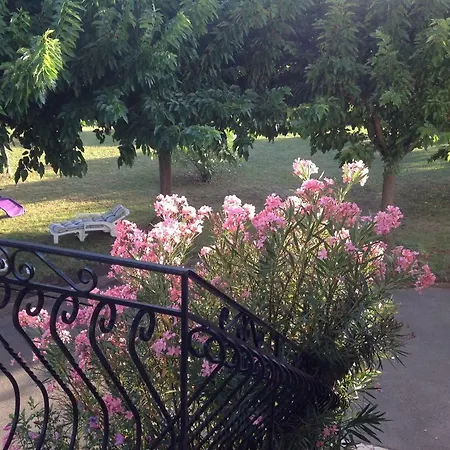 Bed and Breakfast Au Mas Des Graviers